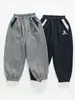 Calça Casual Casual Infantil com Estampa de Letras Estilosa para Meninos, Calça de Moletom Grossa com Fleece para Crianças Maiores - Inverno 2025