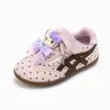 Zapatos Deportivos de Entrenamiento Bajos de Dibujos Animados KT Cat con Diseño de Puntos para Bebés Pequeños, Suela Suave, Zapatos Casuales Nuevos para Niños Pequeños Primavera/Otoño 2026