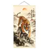Tigre Sacode o MundoUm tigre sacode o mundo, trazendo boa sorte ao lar, uma pintura majestosa de tigre para o hall de entrada ou escritório