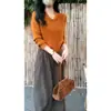 Chegou. Suéter simples de manga longa com decote V na cor damasco, estilo retrô americano para mulheres, com visual de alta qualidade, efeito emagrecedor e adequado como camada base para o inverno.