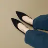 Salto Alto de Bico Fino para Mulheres 2025 Estilo Francês Salto Gatinho Preto Sapatos da Moda Slip-On Boca Rasa Sapatos Profissionais para Trabalho Sapatos de Couro