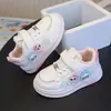 Tênis Feminino 2026 Primavera e Outono Novos Sapatos Brancos Infantis Fofos em Formato de Ovo, Sapatos Resistentes ao Desgaste e Antiderrapantes para Crianças Pequenas Meninas