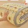 Colchoneta de terciopelo de leche engrosada, grado A, segura para bebés, para otoño e invierno, con calidez, propiedades antideslizantes y un cojín suave - un juego de tres piezas