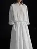 Estilo Relaxado e Fashion com Textura Levemente Amassada, Barra que Marca a Cintura, Gola Irregular de Renda Retrô, Camisa Branca para Mulheres 34231