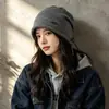 Gorro de tricô com borda enrolada, quente e à prova de vento, protege as orelhas, estilo novo, cor sólida com pequena decoração de logo, chapéu de tricô casual estiloso e versátil