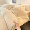 Juego de Cuatro Piezas de Terciopelo de Leche Tallado Clase A Nuevo Invierno 2025 Funda de Edredón Gruesa de Gama Alta Sábana de Cama de Terciopelo Coral Ropa de Cama 3