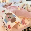 Conjunto de quatro peças em veludo de leite grau A, apresentando capa de edredom em flanela dupla face de fleece coral espessa, lençol de cima e lençol com elástico - um conjunto de cama de três peças
