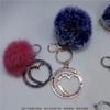 Lindo Llavero de Peluche con Bola de Pelo Rosa Brillante con Colgante de Amor en Forma de Corazón Hecho a Medida para Bolso de Niña