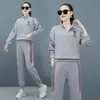 Conjunto Esportivo Casual Tendência com Gola Alta Solto para Mulheres Primavera Outono Novo Estilo Manga Longa Calça Longa Moletom Estiloso Conjunto Elegante de Duas Peças