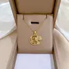 Colar com Pingente Redondo de Pica-pau em Aço Titânio, Luxuoso e Elegante, Totalmente Adornado com Diamantes, Corrente Versátil para Clavícula para Mulheres, Corrente de Aço Titânio