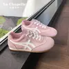 Zapatillas de entrenamiento alemanas amarillas de moda para mujer 2025 nuevo verano malla fina zapatillas blancas planas transpirables zapatillas deportivas