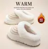 Pantuflas de Algodón con Suela Gruesa para Mujer 2026 Nuevo Invierno para Interiores Hogar Antideslizantes Cálidas con Forro de Terciopelo Puntera Cerrada de Piel para Hombre