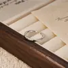 Anillo moderno, único, de nicho, de alta gama, accesorio de mano retro y simple para hombre, elegante anillo para el dedo índice modelo 2026 nuevo al por mayor