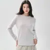 Suéter de cashmere com corte relaxed e gola redonda para mulheres, com detalhes de borboletas nos punhos, uma peça básica casual e elegante, e um top de cashmere