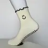 Meias de Yoga Personalizadas, Meias Antiderrapantes Femininas para Pilates Meia-Canela, Meias Esportivas de Fitness com Bordado de Renda Amazon para Chão