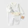 Nova coleção de outono de roupas de exterior com tema de desenho animado para bebês e crianças pequenas, incluindo um macacão confortável de algodão puro grau A com design que protege a barriga, disponível em conjunto de duas peças para meninos e meninas.