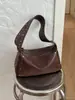 Colección nueva 2025: Bolsas de axila de moda y minimalistas para el verano, con un diseño elegante y sofisticado con detalles de remaches y una forma acolchada, perfectas para un look cool y chic
