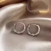 Aretes de aro de circonita dorada para mujer, lujo ligero, aretes de aro pequeños elegantes y exquisitos, nuevo modelo 2026, aretes de alta gama