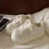 Zapatillas blancas de suela gruesa de alto diseño estilo campus para mujer, nuevo modelo de otoño 2026, mocasines estudiantiles súper populares casuales versátiles