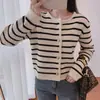 Suéter de Punto Suave a Rayas de Color Contrastante Corto Dulce y Juvenil para Mujer Otoño/Invierno 2026 Chaqueta Elegante de Cuello Redondo para Mujer