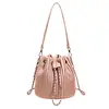 Bolso de cubo plisado único y elegante para mujer, con cierre de cordón, correa de cadena y un diseño moderno y a la moda, perfecto para el uso diario.