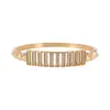 Pulsera de cierre rectangular hueco con circonita chapada en oro real de 18 quilates, sensación de lujo ligero de alta gama, accesorio de mano personalizado y versátil