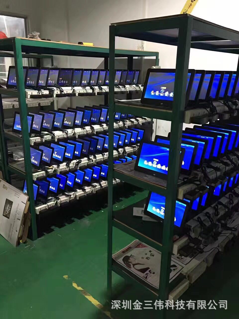 液晶电视整机外壳全部为非金属材质设计。内部板线是采用民用设计，长时间开机容易造成机件老化