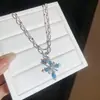 ¡Lago Luz Isla Estrella! Collar de Cruz con Circonita Azul, Lujo Ligero y Sensación de Alta Gama, Cadena para Clavícula, Accesorio de Moda de Nicho para Mujeres