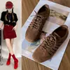 Sapatos Femininos Europeus 2026 Sandálias de Primavera Couro Macio Fosco Retrô Bico Redondo Cadarço Vazado Plano Confortáveis Sapatos Individuais para Mulheres