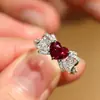 Anillo de Lujo Ligero de Moda con Forma de Corazón de Corindón Rojo Lazo Nudo Súper Hada Elementos de Mariposa Diamante Rojo Sangre de Paloma Banda de Anillo para Mujer Corazón de Amor