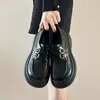 Sapatos femininos de couro 2026 novo modelo, de sola grossa, retrô, mocassins da moda, estilo britânico, pretos, sapatos de sola única antiderrapantes