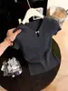 Elegante top de punto con cuello en V, mangas acampanadas de seda helada y diseño calado para mujer, camiseta versátil de verano ligera, top holgado y de aspecto juvenil