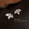 Brincos Elegantes Estilo Francês com Flor de Concha Natural, Moda de Luxo Leve, Tarraxas de Pérola Estilosas, Brincos Super Feéricos para Mulheres com Sensação de Alto Padrão