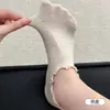 Meias Soquete Cano Baixo de Cor Sólida com Borda Franzida e Grip de Silicone Antiderrapante, Meias Curtas, Meias Invisíveis Sem Costura de Algodão Respiráveis e Absorventes de Suor