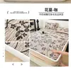 Lençol de Cama Ajustável de Veludo Leite com Padrão Esculpido, Capa de Cama com Cobertura Total de 360 Graus Meticulosamente Projetada, Antiestático, Grau Materno e Infantil, Macio e Quente