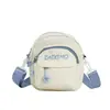 Bolsa pequena estilo japonês com múltiplos bolsos para mulheres, bolsa de ombro casual, novo modelo leve para o verão de 2026, bolsa para celular para caminhar