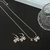 Conjunto de Brincos e Colar com Laço em Forma de Coração e Zircônia para Mulheres, Tendência e Único com uma Vibe Doce-Descolada, Gargantilha de Miçangas Versátil