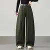 Pantalones de cuadros verde militar de cintura alta con pierna curva, un estilo de mezclilla moderno y rejuvenecedor para la temporada de otoño 2026
