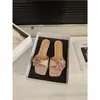 Sandálias Femininas Slip-On de Camurça com Salto Bloco Floral, Novas Sandálias de Verão 2026 Estilo Francês para Usar com Vestidos