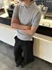 Polo de Punto de Manga Corta Estilo Retro Americano para Hombre Verano de Alta Gama Atractivo Camiseta Rayas Verticales Solapa Mangas de Tres Cuartos