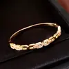 Pulsera con Cierre de Pinza Entrelazada en Forma de C de Zirconia Chapada en Oro de 18 Quilates Pulsera de Lujo Ligero con Sensación de Alta Gama Diseño Personalizado Joyería de Mano Europea y Americana