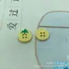 Lindo tomatito de caricatura cuatro ojos pintura en aerosol botones de plástico ropa para niños hecho a mano DIY accesorios de color