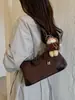 Nova bolsa de ombro color block para mulheres, bolsa transversal de ombro moderna para o dia a dia, bolsa de couro macio simples e versátil para usar sob o braço com um design de nicho de alta qualidade