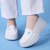 Fornecidos diretamente pelo fabricante, estes sapatos de enfermagem sem cadarço e com bico fino são leves, absorventes de choque e confortáveis para longas horas de uso.. Eles apresentam um design simples com uma estampa em formato de coração, tornando-os ideais para profissionais de saúde.