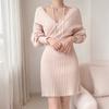 Vestido Tricotado Sexy Decote V Estilo Japonês 2025 Outono e Inverno Novo Manga Morcego Torcido Cor Pura Suéter Saia Quadril Feminina