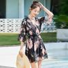 Bikini Estampado de Moda Dividido con Volantes Doble Tirante Blusa de Manga Mediana Larga Traje de Baño para Vacaciones en la Playa junto al Mar