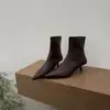 Botas de tornozelo estilo francês, bico fino, corte justo, com elástico no tornozelo e salto fino, apresentando forro de fleece, um design moderno e minimalista, e um visual clássico retrô.