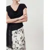 Camiseta de Verão 2026 Ombro a Ombro com Amarração no Pescoço e Manga Curta, Top Único Elegante com Caimento Justo e Barra Irregular, Venda por Atacado e Distribuição Disponíveis