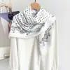 Nova Coleção de Outono JM: Lenço Quadrado Macio, Respirável e Versátil para Mulheres, Acessório da Moda com Estampas de Bolinhas e Florais
