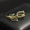 Broche de Rosa Hueco Brillante Color Dorado Simple y Elegante, Pin Anti-Exposición para Abrigo, Accesorio para Cárdigan para Mujer